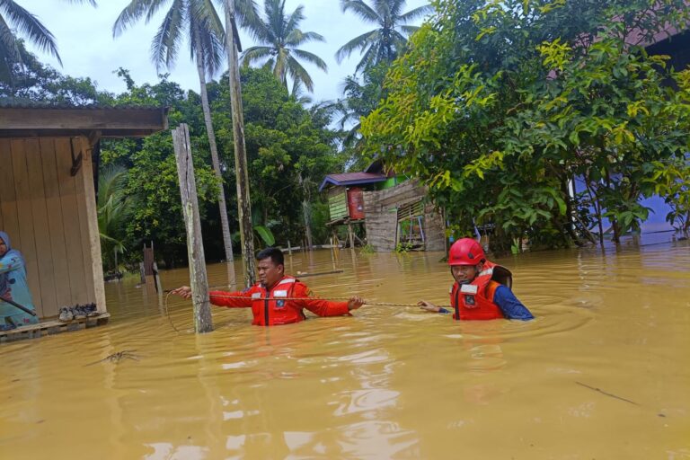 Petugas di Kabupaten PPU berjibaku mengevakuasi warga Sepaku yang terdampak banjir. Foto: dokumentasi BPBD PPU